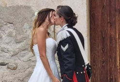 Picchetto d’onore per la prima donna in divisa che sposa un’altra donna