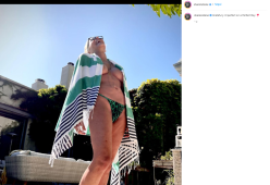 Sharon Stone: lo scatto in topless che rivendica la bellezza delle imperfezioni