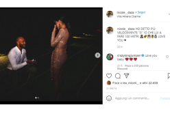 Marcell Jacobs fa la proposta alla compagna Nicole Daza sulla pista di atletica
