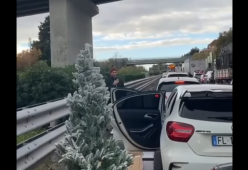 Coda infinita in autostrada: l’automobilista si mette a fare l’albero per passare il tempo