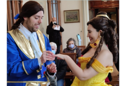 Vercelli; si sposano vestiti da Bella e La Bestia 
