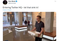 Elon Musk entra negli uffici di Twitter con un lavandino in mano 