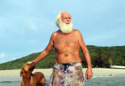 Uomo stanco della civiltà si trasferisce con i suoi cani su un’isola deserta