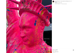 Avete visto a Milano la statua della Libertà? Ha la faccia di Putin e una pistola in mano 