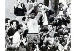 Un Flip Phone in una foto del 1962 dimostra che i viaggi nel tempo esistono? 
