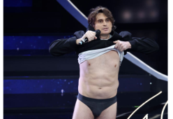 L’intervento comico e irriverente di Angelo Duro a Sanremo 2023: si spoglia sul palco 
