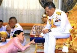 Il re della Thailandia in quarantena in un hotel di lusso (con 20 concubine)