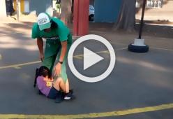 Questo maestro insegna ai bimbi a difendersi da un tentativo di rapimento