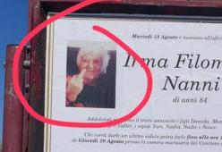 La foto sul manifesto funebre più originale di sempre: la defunta fa il dito medio