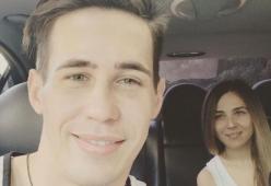 Youtuber lascia la fidanzata incinta semi-nuda sul balcone mentre è in diretta: muore assiderata