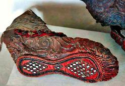 Questa scarpa ritrovata sotto il ghiaccio risale a 2300 anni fa