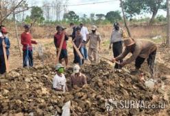 In Indonesia se non vuoi mettere la mascherina scavi tombe per le vittime del Covid