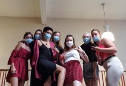 Protesta in minigonna per le studentesse francesi contro "l'abbigliamento corretto" imposto dagli istituti