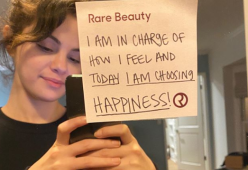 Le star al naturale: il selfie di Selena Gomez senza trucco 
