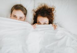 "Trovate un amico di letto": l'invito dell'Olanda ai single per limitare il contagio