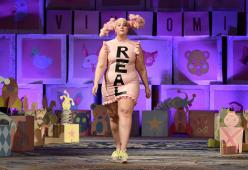 Sfila in passerella in nome del body positivity