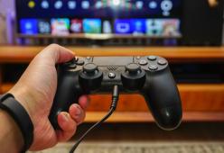 Sony invita a stare a casa regalando agli utenti PlayStation due giochi di successo