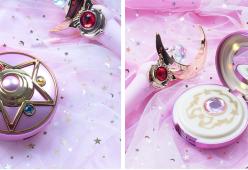 Ricordate lo specchietto di Sailor Moon? Eccolo qui, con caricabatterie per smartphone