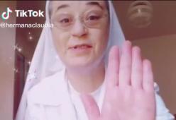 Suor Claudia sbarca su Tik Tok e conquista tutti con i suoi video