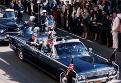 Il tailleur rosa di Jackie Kennedy non sarà esposto al pubblico fino al 2103