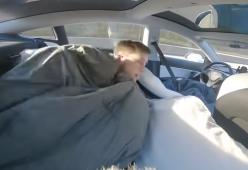 Influencer fa un pisolino mentre la sua Tesla sfreccia in autostrada con l'autopilota