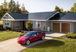 Elon Musk annuncia la nuova Tesla Roadster con razzi per accelerazioni record