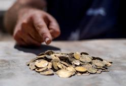 Tesoro di 450 monete d'oro di 1100 anni fa scoperto da un gruppo di adolescenti