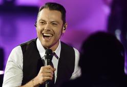 Tiziano Ferro parla del rapporto tra la madre e il marito Victor: "Lo tratta come suo figlio"