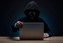Uomo si finge ginecologa su Instagram per ottenere foto intime dalle donne