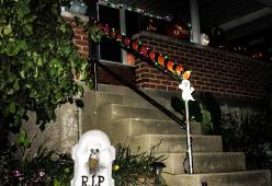 Papà inventa lo scivolo delle caramelle per garantire il distanziamento ad Halloween
