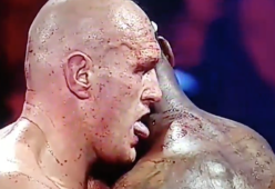 Pugile lecca il sangue del suo avversario sul ring: fan inorriditi