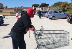 Coronavirus: va al supermercato con la maschera di Spider Man