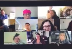 Va in bagno durante la videoconferenza ma non spegne la webcam