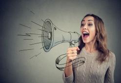 La voce femminile cambia durante il ciclo: ecco perché