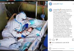 L’infermiera si sdraia a fianco del paziente di 7 mesi malato di Covid
