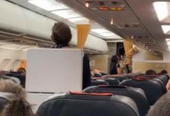Non vuole mettere la mascherina in aereo e preferisce scendere
