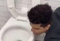 21enne positivo al coronavirus dopo aver leccato il wc per una sfida social