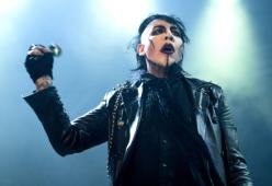Marilyn Manson : crolla la scenografia durante uno show, ricoverato in ospedale a New York. I video