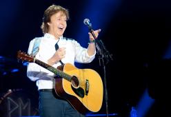 Paul McCartney guida il coro per "Wonderful Christmastime"
