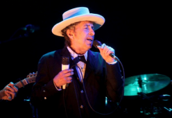 Bob Dylan rimprovera i fan perché gli fanno troppe foto al concerto