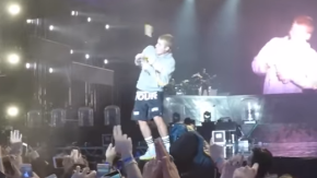 Justin Bieber non canta "Despacito", un fan gli lancia una bottiglia e lo sfiora