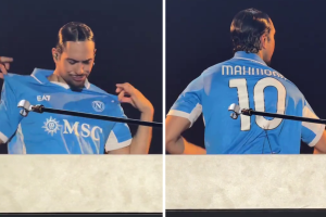 Mahmood indossa la maglia del Napoli in concerto: fan in delirio
