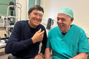 Gianni Morandi, la foto che preoccupa: “Check up dell’occhio”