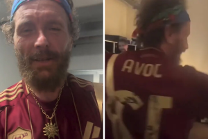 Jova indossa la maglia della Roma: scambio di battute con un laziale