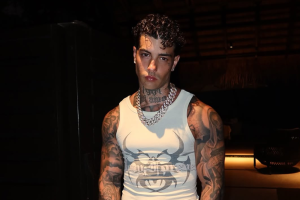 Tony Effe protagonista del prossimo cinepanettone con De Sica?