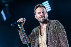 Cesare Cremonini a Bologna: Orsolini sale sul palco e canta “Poetica”