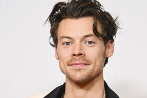 Harry Styles, scatta il bacio appassionato con una donna misteriosa