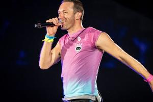 Kiss cam al concerto dei Coldplay “pizzica” due presunti amanti