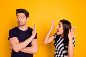 Gaslighting: le frasi che ti fanno dubitare di te stesso