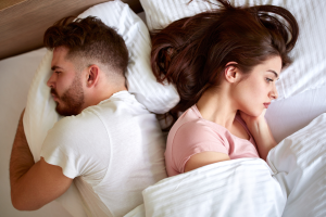 Le donne dormono peggio vicino al partner: lo dice la scienza